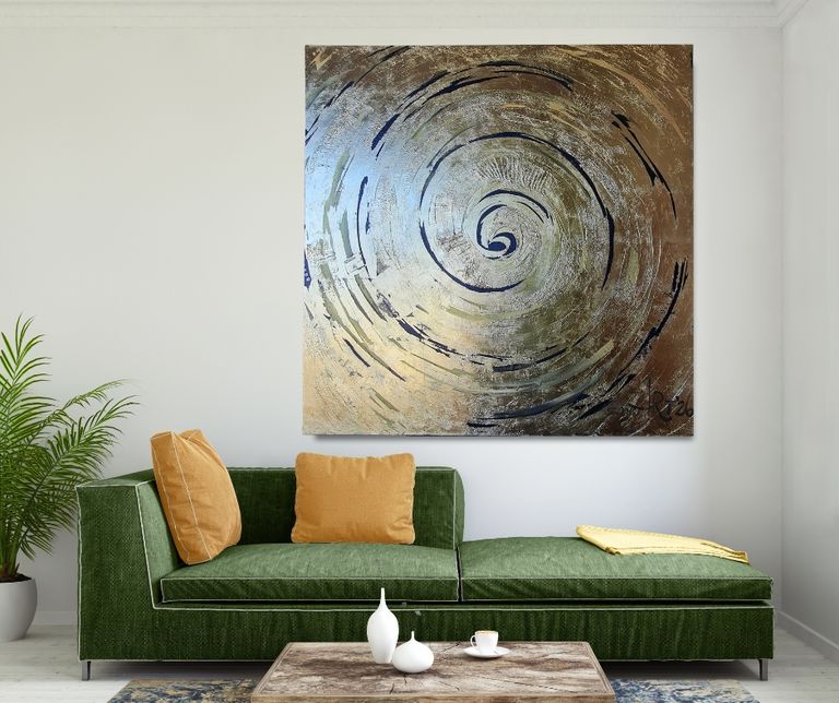 Modernes Wohnzimmer mit grünem Sofa, zwei orangefarbenen Kissen, einer gelben Decke, einer Topfpflanze links und abstraktem Wandbild mit goldener Spirale.
